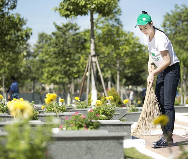 Ngọc Hân trồng cây, quét rác cùng các tình nguyện viên - ảnh 8
